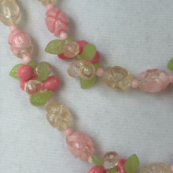 Vintage Jewelry - Vintage Floral Bead Necklace